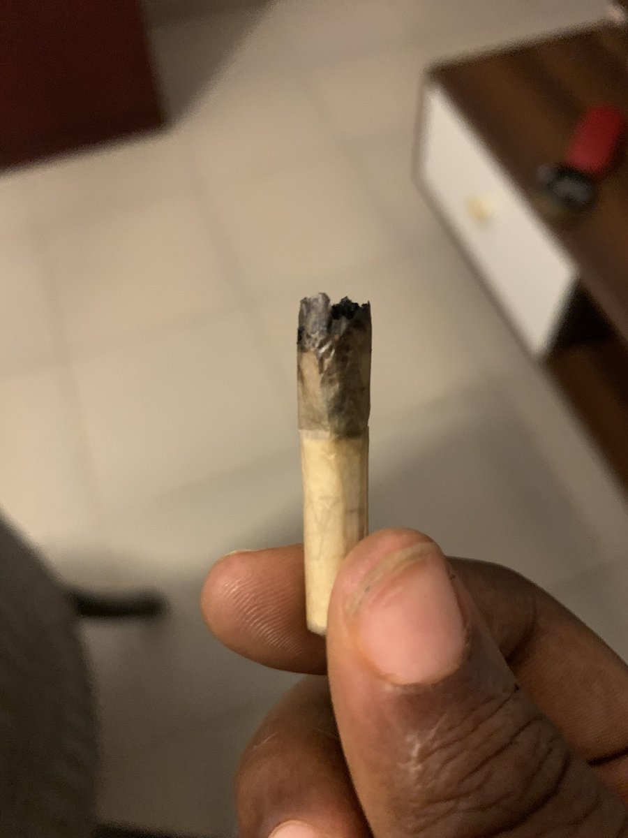 brownma_gic's tweet photo. How many puffs💨 can you get from this ? https://t.co/rIpXRK7fXB