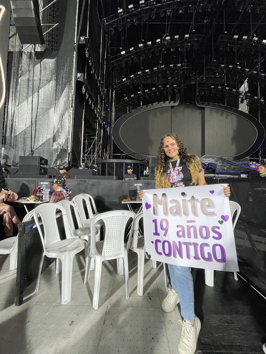 SavirroniTour's tweet photo. @maiteperroni @AndresTovarP @CarolinaPalomo permitan que @DarlynPerroni vea a Mai unos minutitos, lleva 19 años siendo fan, viajó desde Venezuela para verla. ELA MERECE!!!!!!🙏🏻🙏🏻🙏🏻 https://t.co/EZ2FrY5rwj
