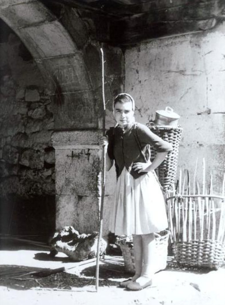 Araceli_ENTHUMN's tweet photo. #Eslis, #Cayón, 1958, niña que porta la leche en el #cuévanu / #cuinu. https://t.co/8XLr5RrPWg