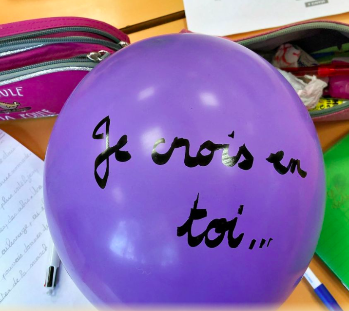 Vincemart1's tweet photo. Comprendre les bienfaits de la coopération en trouvant son ballon d'abord ind. puis coll. Transformer ces ballons en trace écrite pour la classe, en cadeau pour les CP et les CE1 et enfin, comme support de messages positifs à destination de chaque élève.
@RepOyonnax @Circoyo01 https://t.co/6pCmydALXz