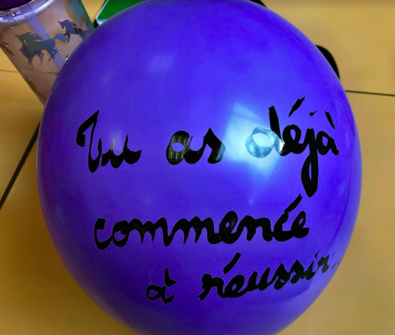 Vincemart1's tweet photo. Comprendre les bienfaits de la coopération en trouvant son ballon d'abord ind. puis coll. Transformer ces ballons en trace écrite pour la classe, en cadeau pour les CP et les CE1 et enfin, comme support de messages positifs à destination de chaque élève.
@RepOyonnax @Circoyo01 https://t.co/6pCmydALXz