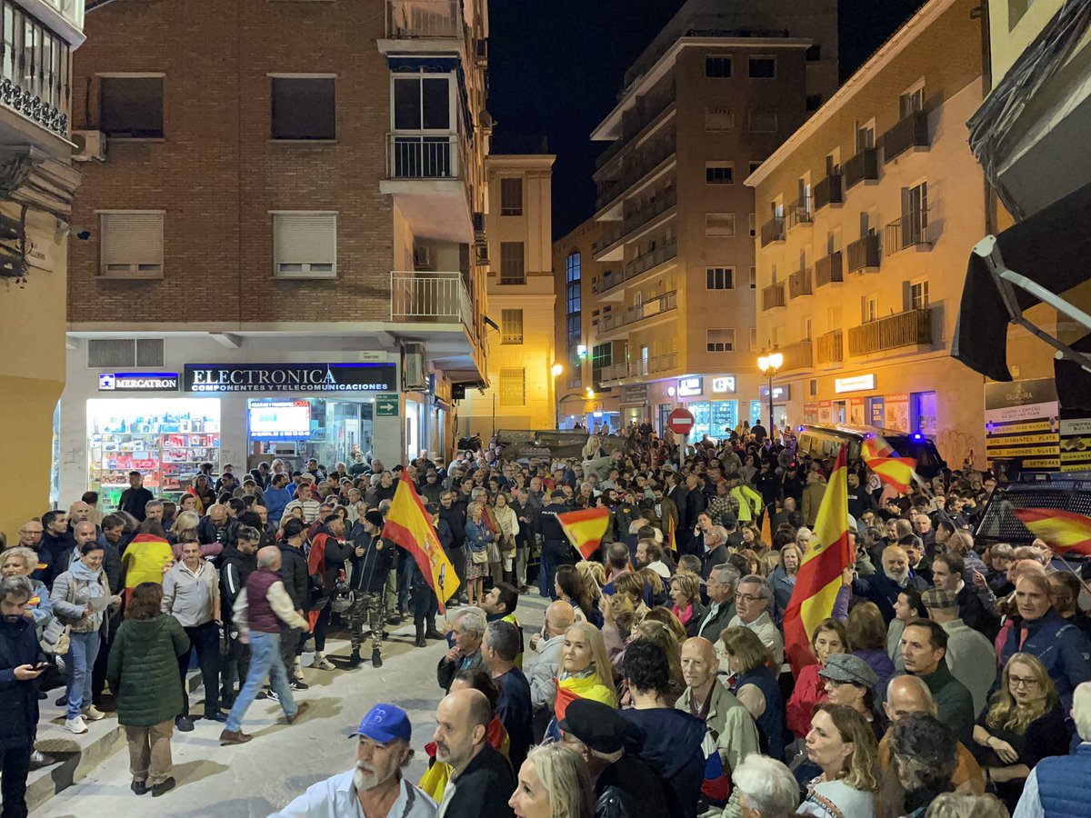 vox_malaga's tweet photo. ‼️Movilización permanente contra la amnistía de Pedro Sánchez ‼️

🇪🇸En Málaga frente a la sede del PSOE https://t.co/TqnVrFwRbE