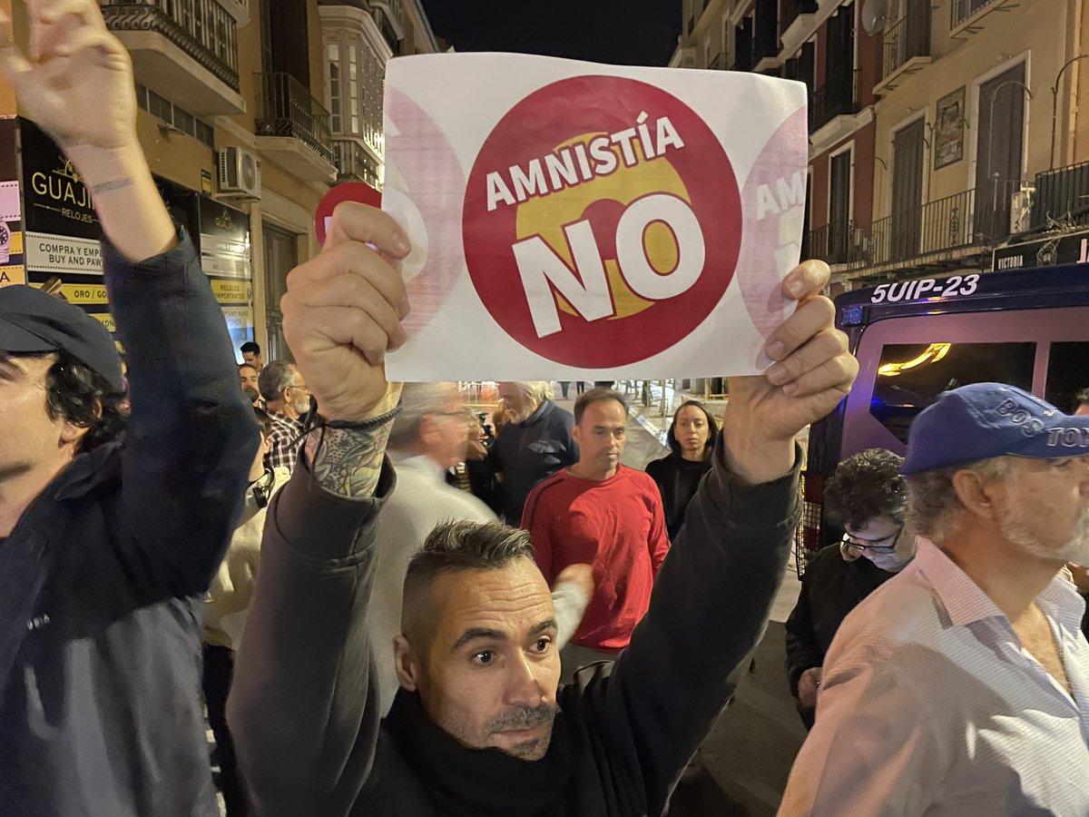 vox_malaga's tweet photo. ‼️Movilización permanente contra la amnistía de Pedro Sánchez ‼️

🇪🇸En Málaga frente a la sede del PSOE https://t.co/TqnVrFwRbE