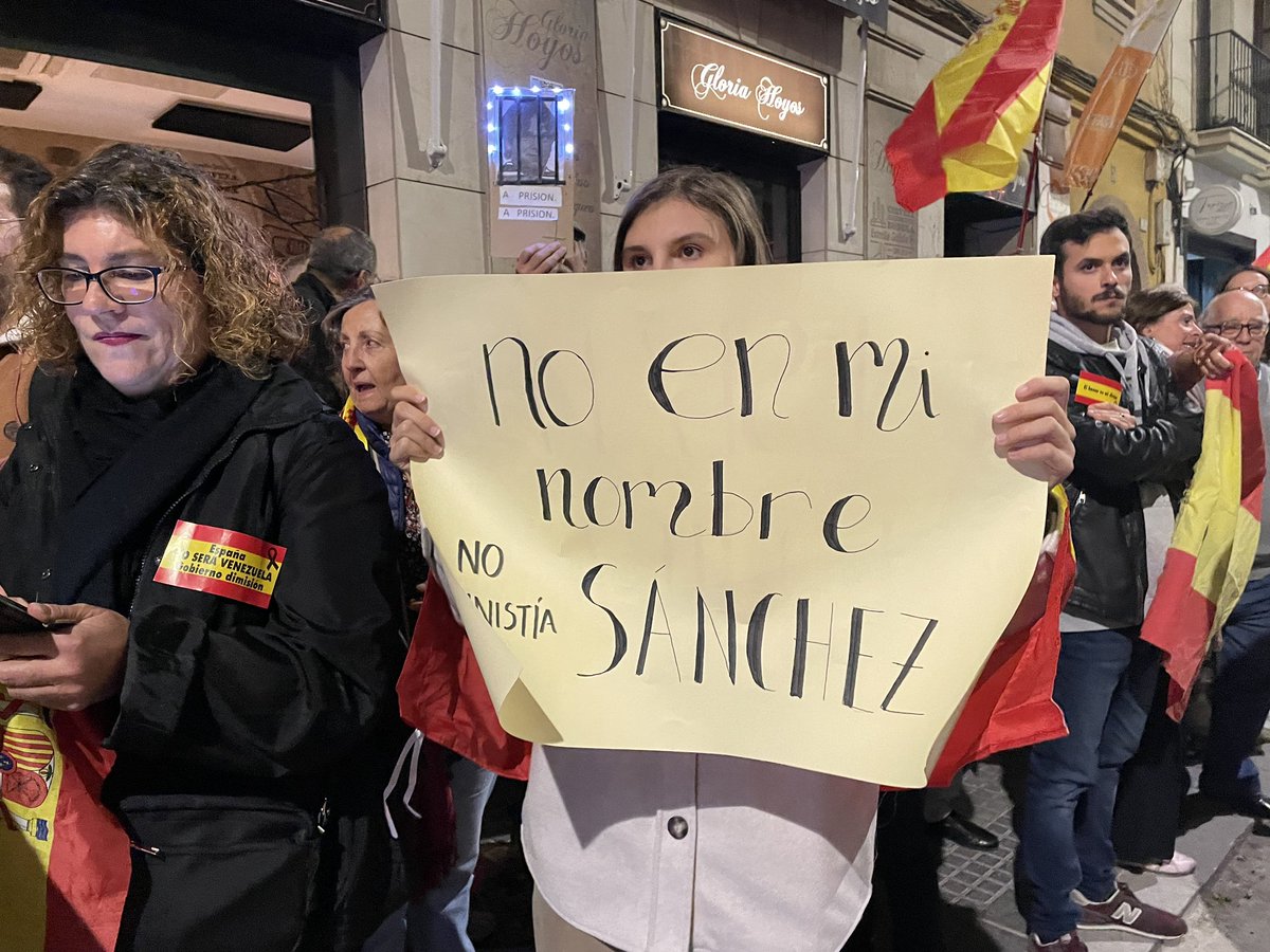 vox_malaga's tweet photo. ‼️Movilización permanente contra la amnistía de Pedro Sánchez ‼️

🇪🇸En Málaga frente a la sede del PSOE https://t.co/TqnVrFwRbE