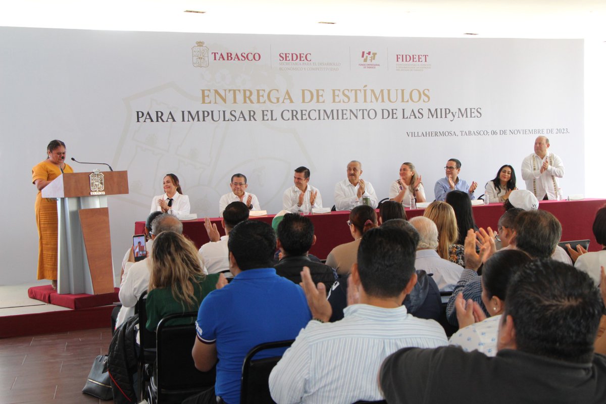 SEDEC_Tab's tweet photo. #SEDECinforma| El Gobernador @cmmerino encabezó la “Entrega de Estímulos para Impulsar el Crecimiento de las MiPymes” en compañía del secretario @garciamallitz, a través de #Banmujer, #FOCIR, #Moderniza, #TablaNutrimental, #RegistroMarcas.

#Microempresas  #Empresarias  #Tabasco https://t.co/dlm8R8d2ta