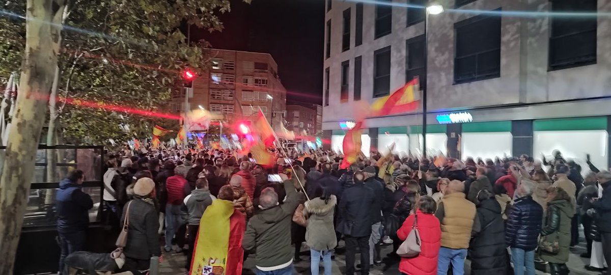 RguezAguado's tweet photo. #Valladolid
#AmnistiaNo 
#PedroSanchezTraidor 
#NoEnMiNombre 
#NoEnNombreDeEspaña 
Orgullosa de mi ciudad y de mis compatriotas. Esto ya no va de colores ni de partidos políticos. Esto va de salvar #España. Vamos!!!!! 💪🇪🇸
@vox_es 
@ppopular https://t.co/ilVrhzvpcn