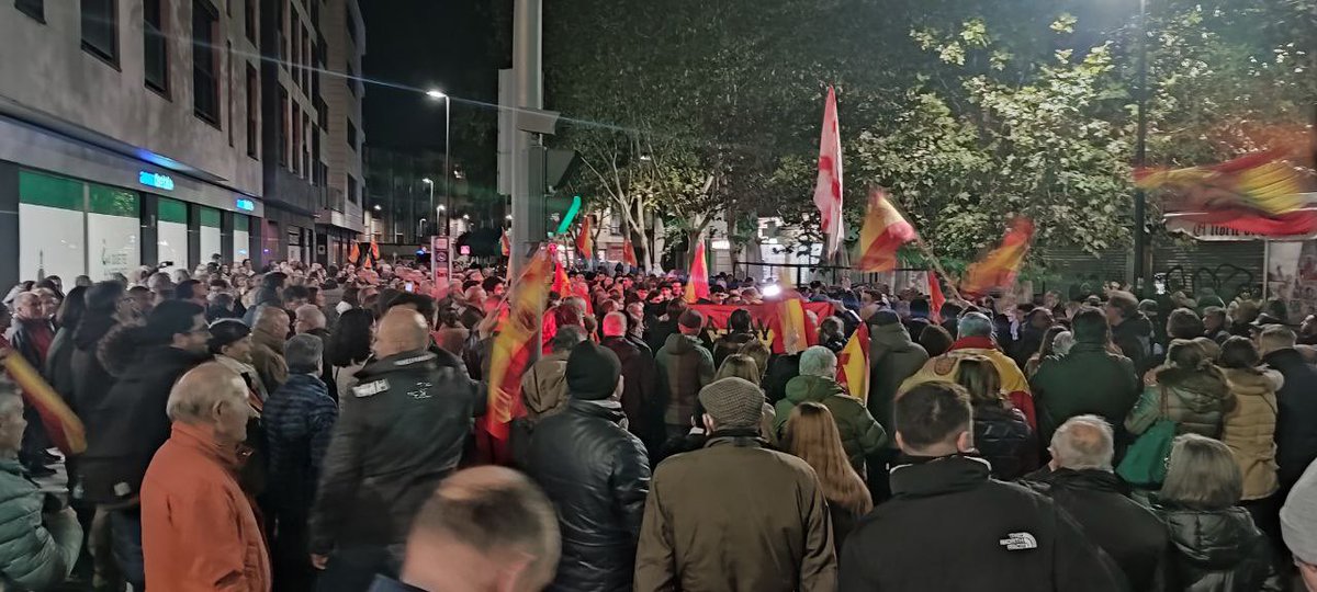 RguezAguado's tweet photo. #Valladolid
#AmnistiaNo 
#PedroSanchezTraidor 
#NoEnMiNombre 
#NoEnNombreDeEspaña 
Orgullosa de mi ciudad y de mis compatriotas. Esto ya no va de colores ni de partidos políticos. Esto va de salvar #España. Vamos!!!!! 💪🇪🇸
@vox_es 
@ppopular https://t.co/ilVrhzvpcn