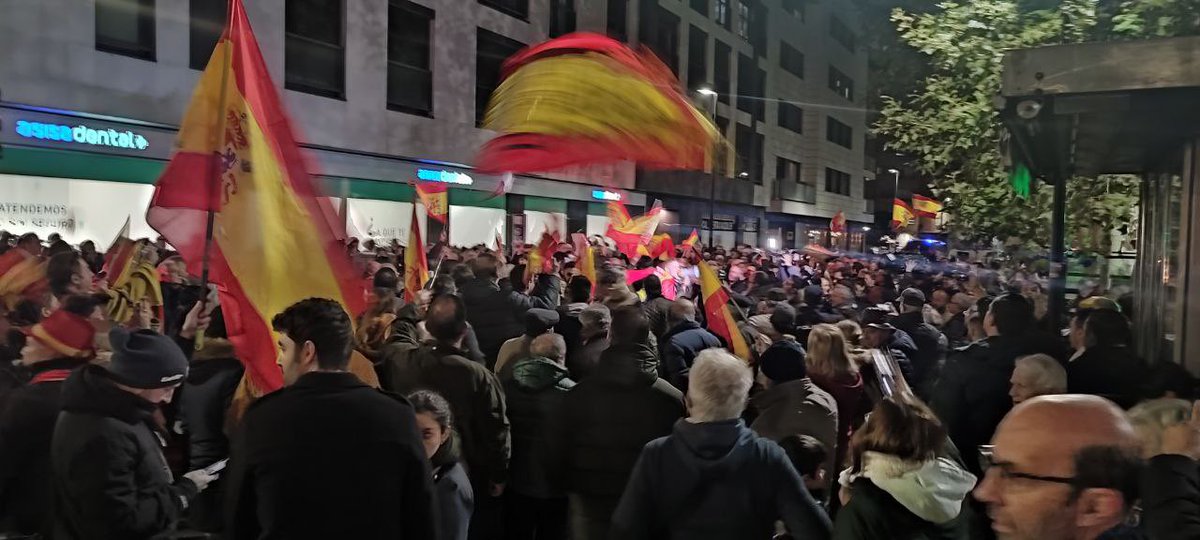 RguezAguado's tweet photo. #Valladolid
#AmnistiaNo 
#PedroSanchezTraidor 
#NoEnMiNombre 
#NoEnNombreDeEspaña 
Orgullosa de mi ciudad y de mis compatriotas. Esto ya no va de colores ni de partidos políticos. Esto va de salvar #España. Vamos!!!!! 💪🇪🇸
@vox_es 
@ppopular https://t.co/ilVrhzvpcn