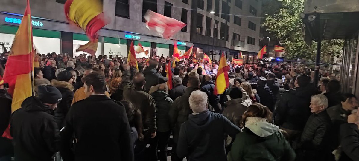 RguezAguado's tweet photo. #Valladolid
#AmnistiaNo 
#PedroSanchezTraidor 
#NoEnMiNombre 
#NoEnNombreDeEspaña 
Orgullosa de mi ciudad y de mis compatriotas. Esto ya no va de colores ni de partidos políticos. Esto va de salvar #España. Vamos!!!!! 💪🇪🇸
@vox_es 
@ppopular https://t.co/ilVrhzvpcn