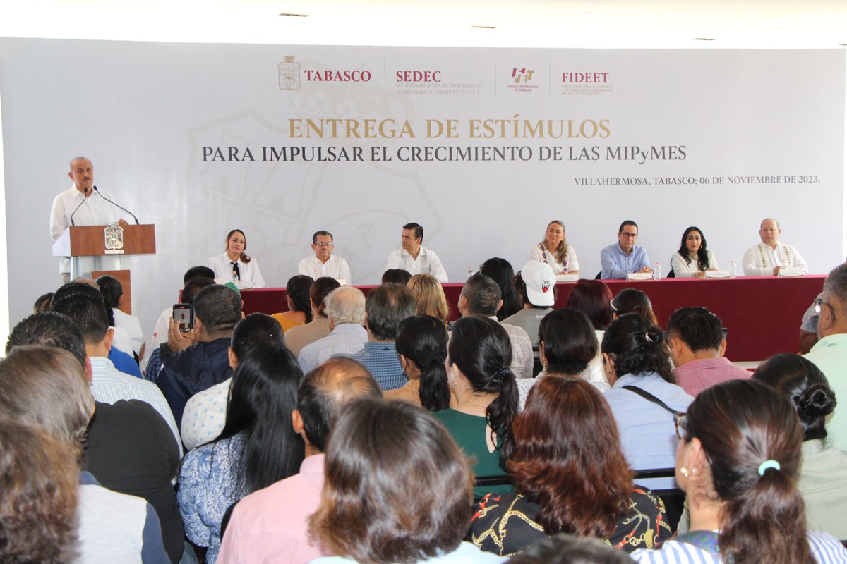 SEDEC_Tab's tweet photo. #SEDECinforma| El Gobernador @cmmerino encabezó la “Entrega de Estímulos para Impulsar el Crecimiento de las MiPymes” en compañía del secretario @garciamallitz, a través de #Banmujer, #FOCIR, #Moderniza, #TablaNutrimental, #RegistroMarcas.

#Microempresas  #Empresarias  #Tabasco https://t.co/dlm8R8d2ta
