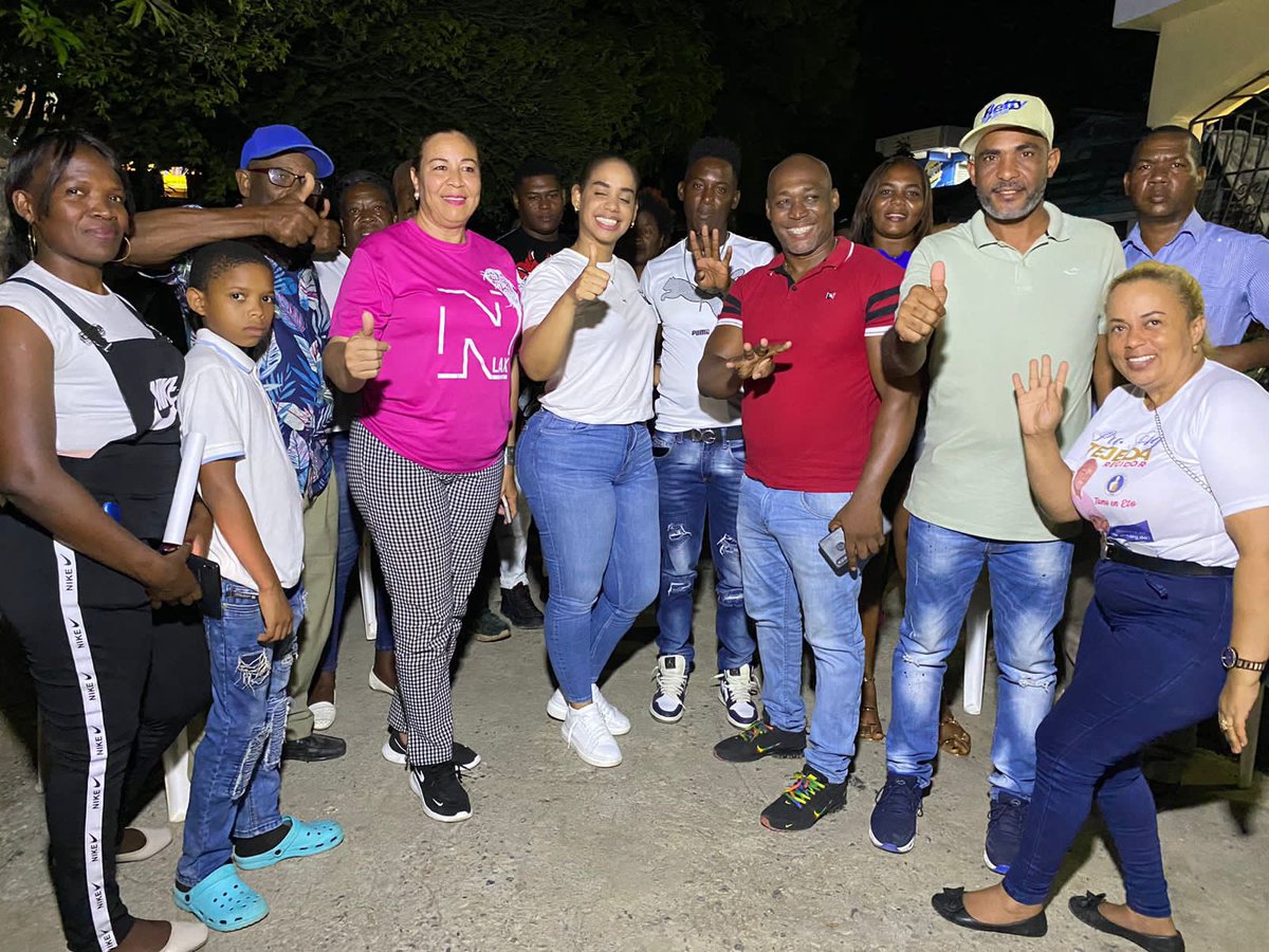 Lucydeleon2025's tweet photo. Ayer en los cazabe y en mata san juan acompañada de la próxima Alcaldesa Betty Geronimo y el Regidor Tony Tejeda Tejeda. Excelente actividad llena de optimismo y alegría. 

Seguimos trabajando.

Lucy de Leon DIPUTADA 2024-2028
Ahora Sííí 🎉 💯 🔥 
VOTA PRM 👍🏻 💙 https://t.co/ODx2uiQjPt