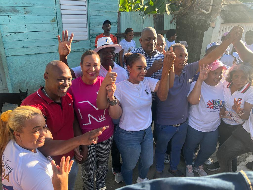 Lucydeleon2025's tweet photo. Ayer en los cazabe y en mata san juan acompañada de la próxima Alcaldesa Betty Geronimo y el Regidor Tony Tejeda Tejeda. Excelente actividad llena de optimismo y alegría. 

Seguimos trabajando.

Lucy de Leon DIPUTADA 2024-2028
Ahora Sííí 🎉 💯 🔥 
VOTA PRM 👍🏻 💙 https://t.co/ODx2uiQjPt