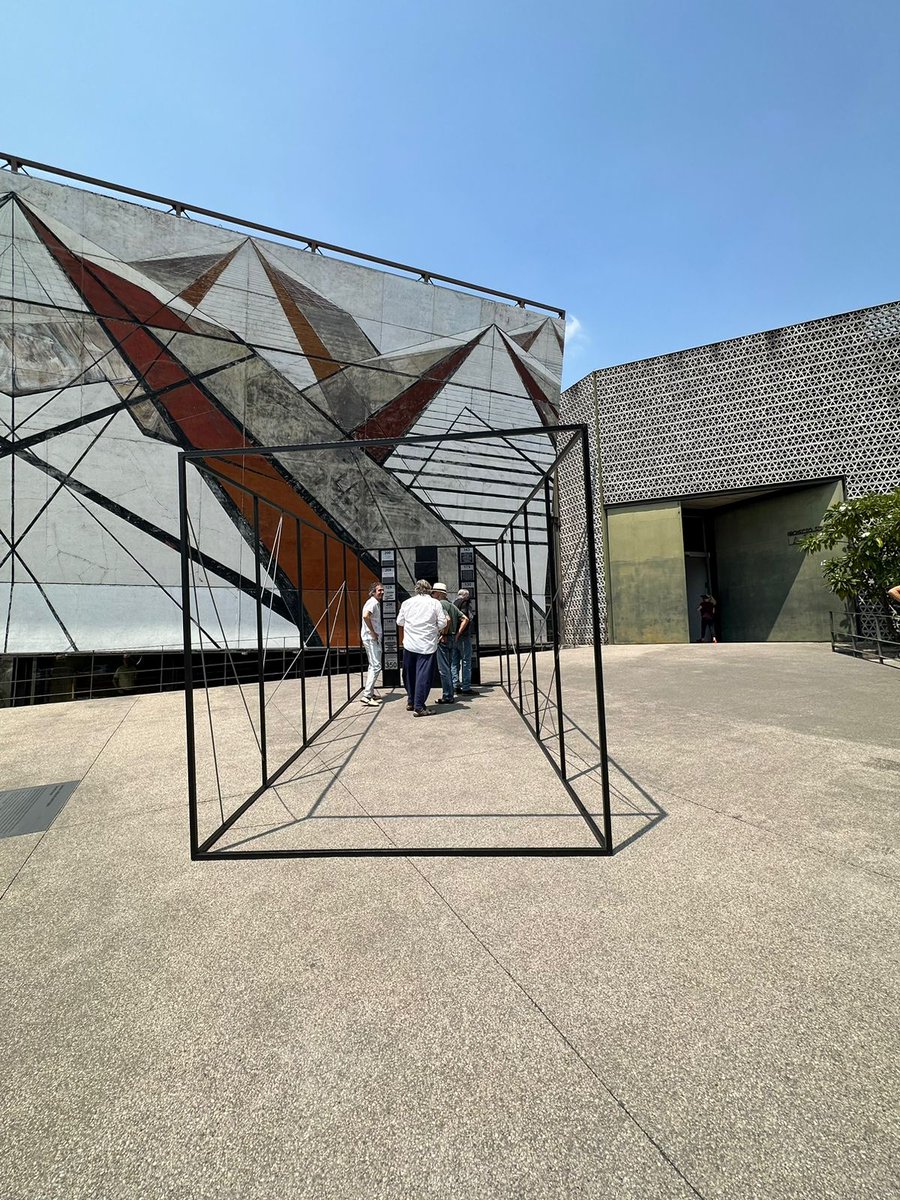 LaTallera's tweet photo. Obsérvala de lejos y de cerca; rodéala; entra en la estructura; escucha el sonido que emite.

#Sceleton, de Gerardo Suter, es una obra dinámica y al mismo tiempo escalofriante. Descubre por qué este fin de semana. #CicloAméricaEspectropical

@bellasartesinba
@redmuseosINBAL https://t.co/BSpYQeg9Mz
