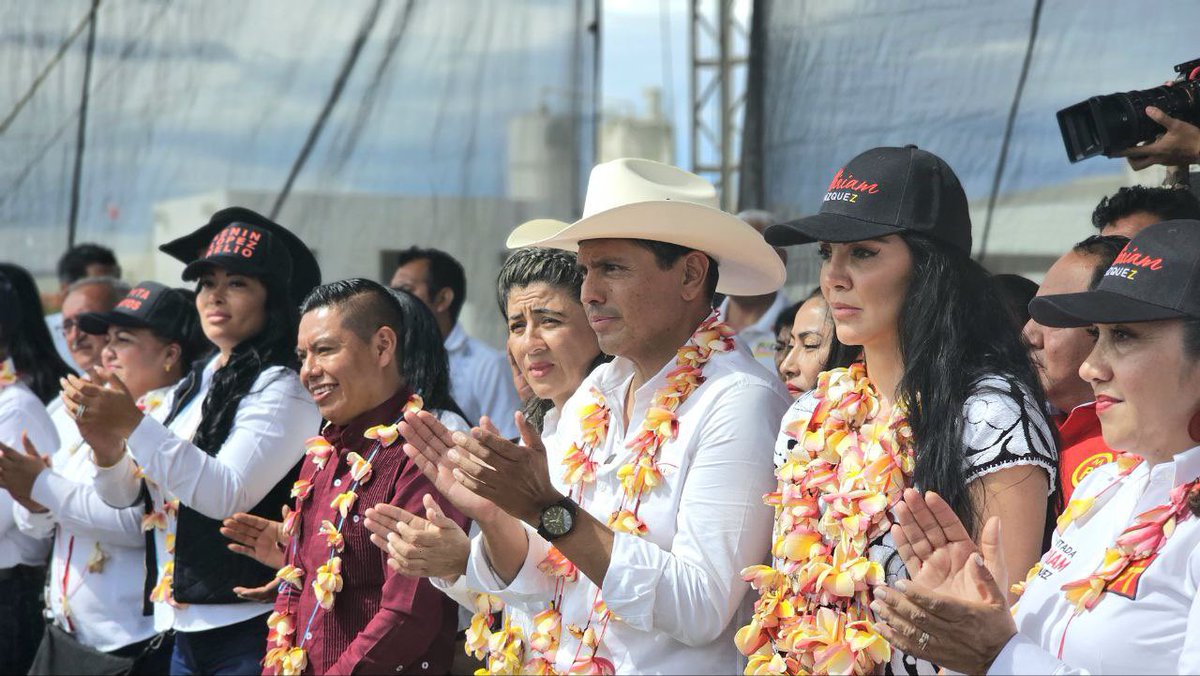 lopezneliolenin's tweet photo. ¡La esperanza nos une!

Realizamos una extraordinaria e histórica Asamblea Estatal de #PoderTerritorial del @PTnacionalMX para tomarle protesta a más de 200 comités de defensa de la #4T del PT. 

Le reiteramos nuestra compañera y amiga @Claudiashein que estamos listos, firmes y fuertes para impulsar el 2o piso de la #4taTransformación de México.

Agradezco mucho a mi amiga @GabyJimenezMX por acompañarnos en este gran evento político. 

¡Vamos más fuertes y más firmes al 2024!
