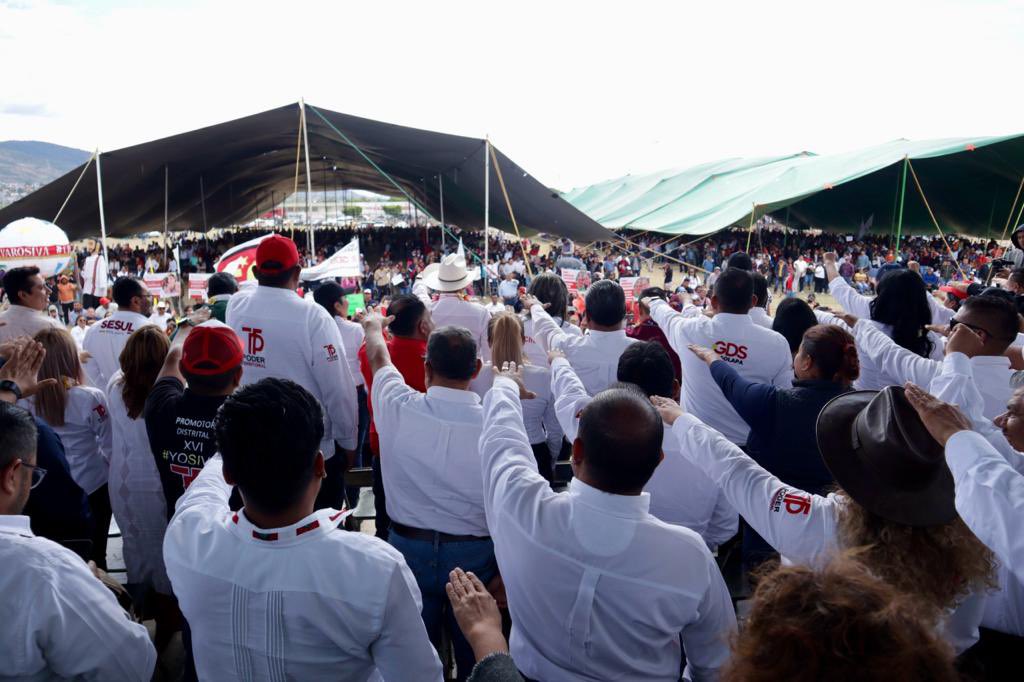 lopezneliolenin's tweet photo. ¡La esperanza nos une!

Realizamos una extraordinaria e histórica Asamblea Estatal de #PoderTerritorial del @PTnacionalMX para tomarle protesta a más de 200 comités de defensa de la #4T del PT. 

Le reiteramos nuestra compañera y amiga @Claudiashein que estamos listos, firmes y fuertes para impulsar el 2o piso de la #4taTransformación de México.

Agradezco mucho a mi amiga @GabyJimenezMX por acompañarnos en este gran evento político. 

¡Vamos más fuertes y más firmes al 2024!