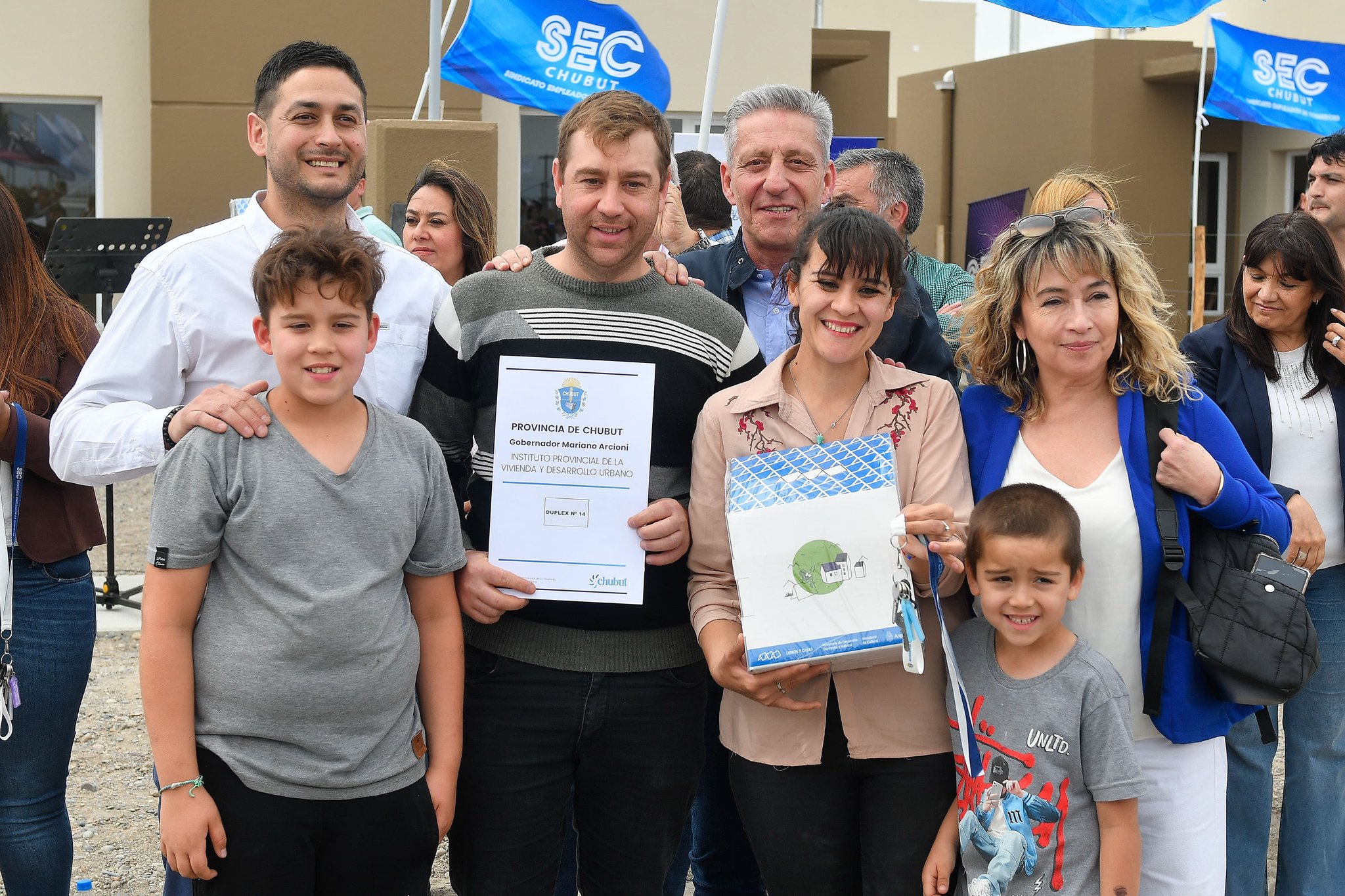Arcioni entregó 33 nuevas viviendas a familias de Trelew