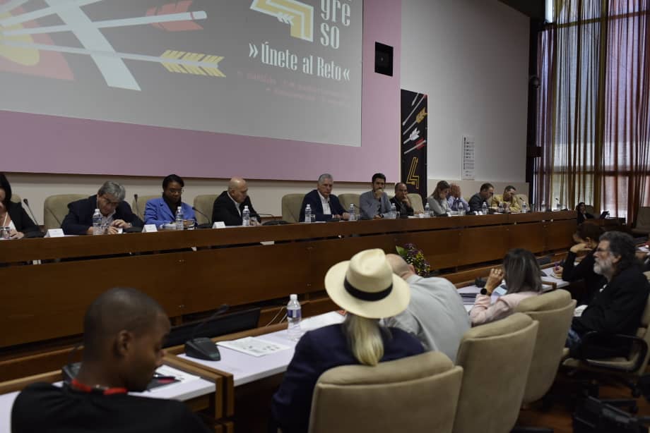 El Presidente <a href="/DiazCanelB/">Miguel Díaz-Canel Bermúdez</a> asiste a última sesión del IV Congreso de la Asociación Hermanos Saíz (<a href="/ahsjovenescuba/">Asociación Hermanos Saíz</a>), que se desarrolla en el capitalino Palacio de las Convenciones.

Esta tarde aquí se conocerán resultados de votaciones para el Consejo Nacional de la organización.