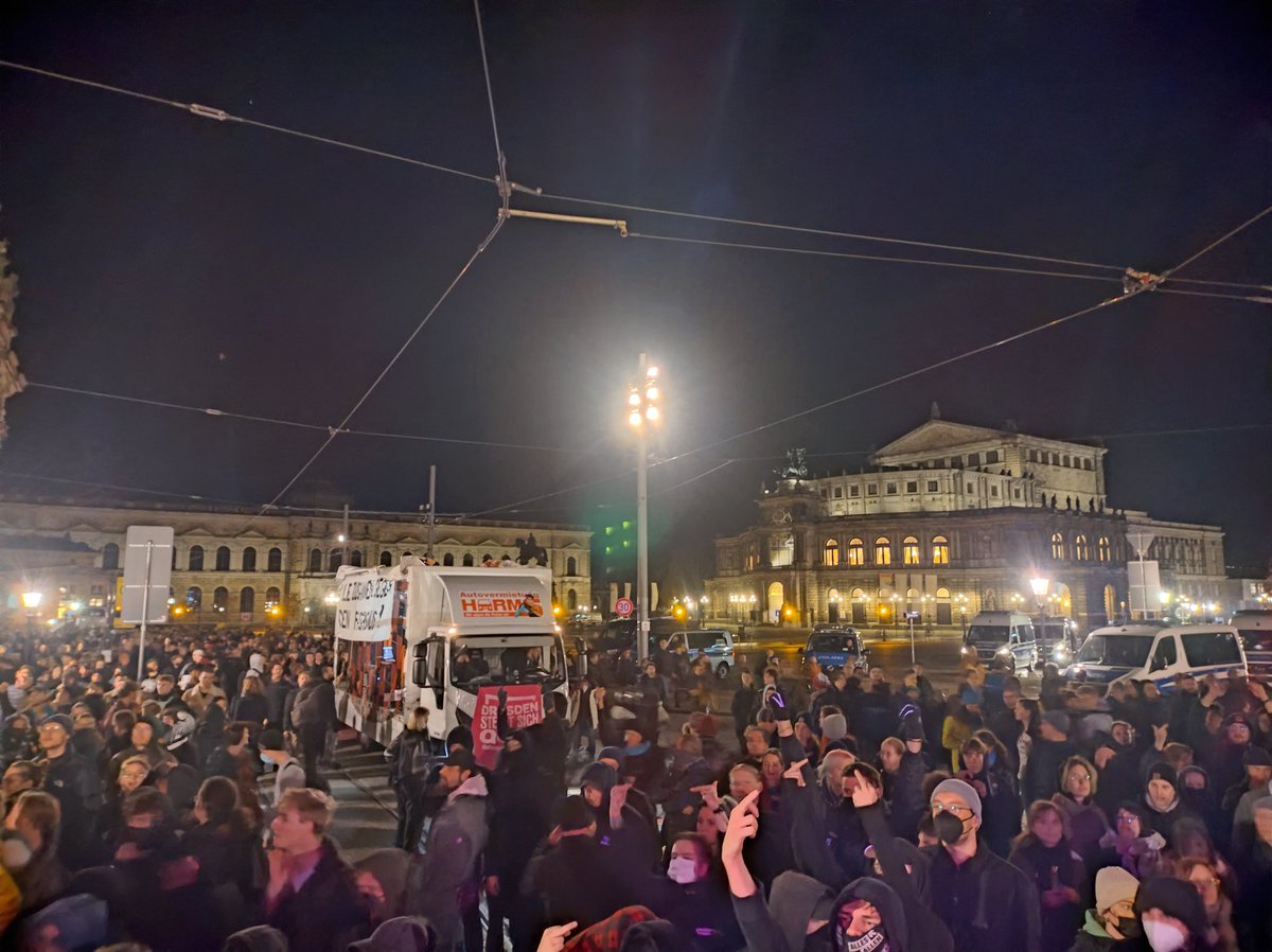 Q̶u̶e̶r̶d̶e̶n̶k̶e̶n̶? 🤮 Querstellen! ✊🙅 tweet media