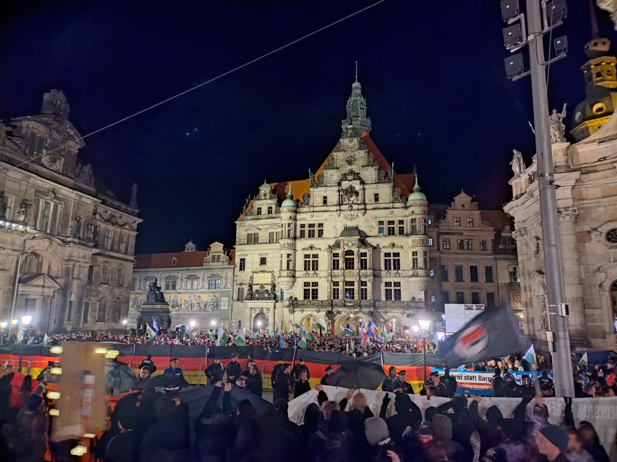 Q̶u̶e̶r̶d̶e̶n̶k̶e̶n̶? 🤮 Querstellen! ✊🙅 tweet media