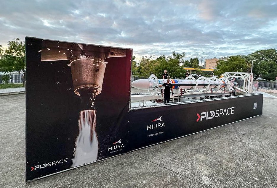 manumazzanti's tweet image. Que lindo ver una de mis fotos del lanzamiento del #Miura1 hecha poster gigante para acompañar a @PLD_Space en el #SpaceSummit 2023, la Cumbre Espacial Europea que se celebra en Sevilla 🙏