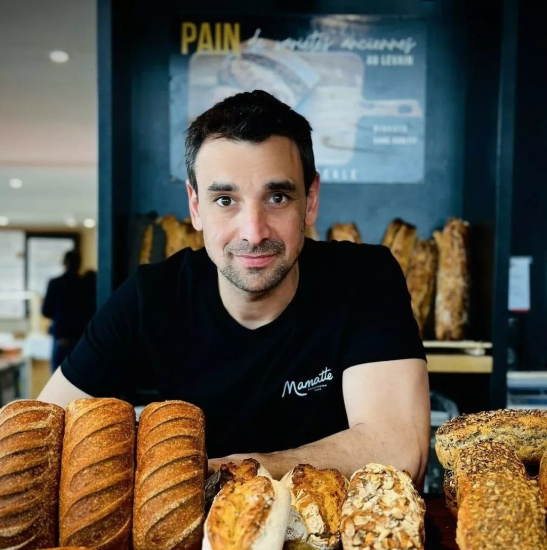 Maxime, gérant des boulangeries Mamatte à Amiens, Lille et Longueau, a décidé de laisser ses clients décider des prix de leur baguette pendant un mois pour lutter contre l’inflation et aider ceux qui sont dans le besoin. 

➡️ Résultat : Avec un prix minimum de 60 centimes la