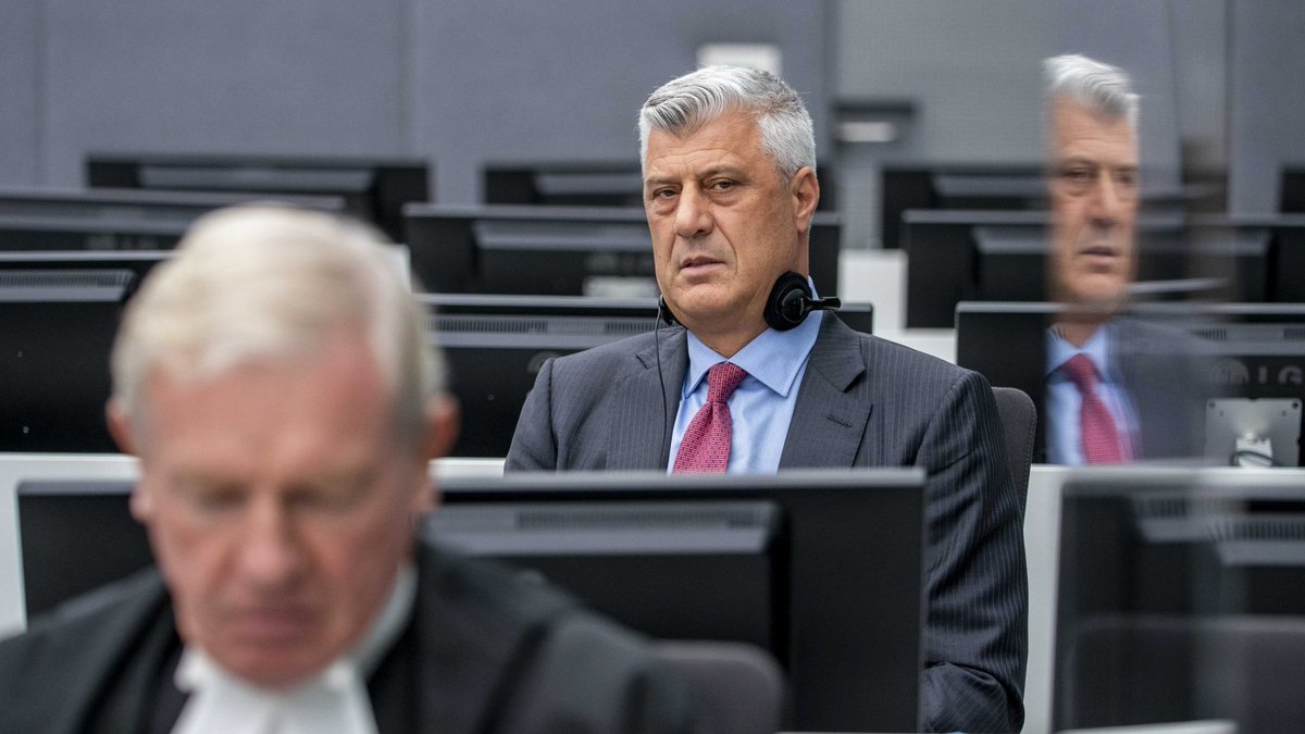 buzhala's tweet photo. Hashim Thaci eshte figura ma e rendesishme politike shqiptare ne disa dekadat e fundit. Arrestimi para tri vitesh ka qene arbitrar dhe i patakt, kurse mbajtja e tij ne paraburgim ne nje kohe kaq te gjate e pa-arsyetueshme.

Thaçi, i lindur dhe rritur ne nje fshat dhe rajon periferik, pa relevance dhe te shtypur nga te gjithe pushtuesit, i ka sfidu, pothuajse, edhe ligjet e fizikes. Kunder te gjitha gjasave, Thaci, ne se paku dy momente, ishte shnderru ne personin dhe politikanin me te permendur ne bote. Gjate kohes se Rambujes dhe gjate kohes se shpalljes se pavaresise.

Depertimi dhe suksesi i tij i jashtezakonshem nuk kane qene vetem ceshtje e fatit. Ai i ka pri fatit me guxim. dhe talent te jashtezakonshem. Kur pak kush ka besu dhe guxu qe me Serbine mundesh dhe duhesh edhe me luftu, ai me shoke ka besu edhe guxu  me e testu nje avanture te tille.

Jane etiketu si fshatare te frustruar, si  dore e zgjatur e Serbise, hajna te farmerkave dhe me lloj lloj etiketash te tjera, por kjo as nuk i ka demoralizu e as nuk i ka ndale ne misionin qe kane pasur. 

Pervec Serbise, keta djem ne krye me Thacin jane pa venger dhe me inati edhe nga elitat e privilegjuara te nomenklatures komuniste.

Une besoj qe ne fund drejtesia do te triumfoje dhe Thaci do te kthehet ne Kosove. Jo per t'u marre me politike, por per ta gezuar pjesen e mbetur te jetes se tij.

Gjate karrieres se gjate dhe te komplikuar Thaci ka bere edhe gabime (kush nuk ka bere?) por ai, si askush tjeter, la gjurme qe as nuk mund te shlyhen e as nuk mund te mbulohen.