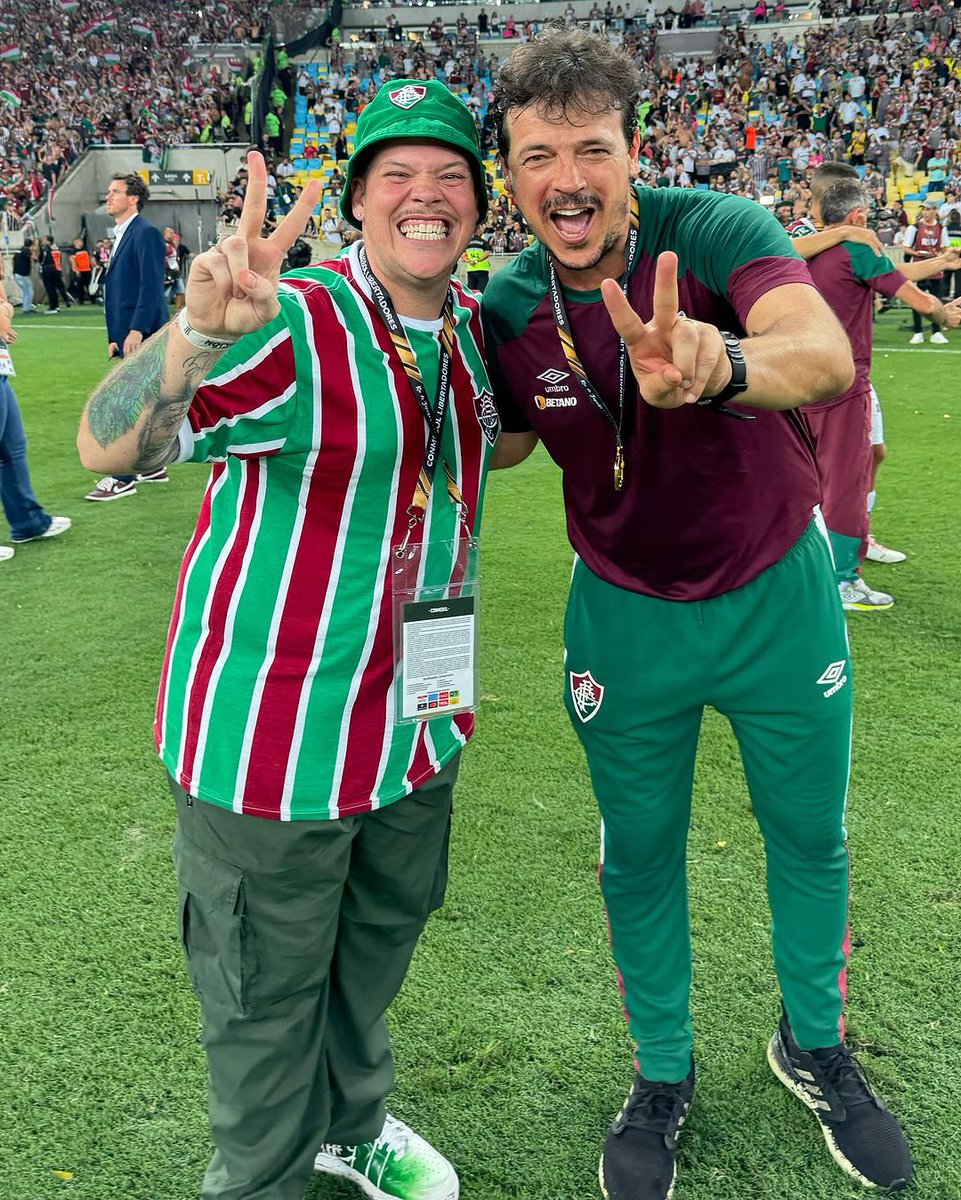 FerrugemOficial's tweet photo. Eu e o cara mais bonito do Brasil 😍

Obrigado pelo compromisso,profissionalismo e pela paixão pelo nosso flu ! Parabéns pela aula de futebol que assistimos no sábado e pelo título tão sonhado por nós ! VITÓRIA FLUMINENSE ��🏻♥️🤍💚

Uma foto eterna ! 🏆 https://t.co/hedNXppl2Q