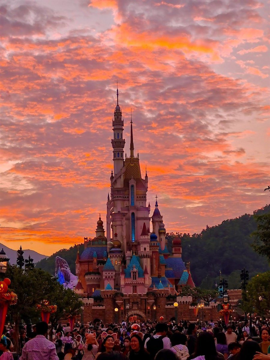 I like the sunset better than the morning glow, because after the sunset disappears, you can see the stars. After the morning glow disappears, all that is left is...only the reality of broad daylight.