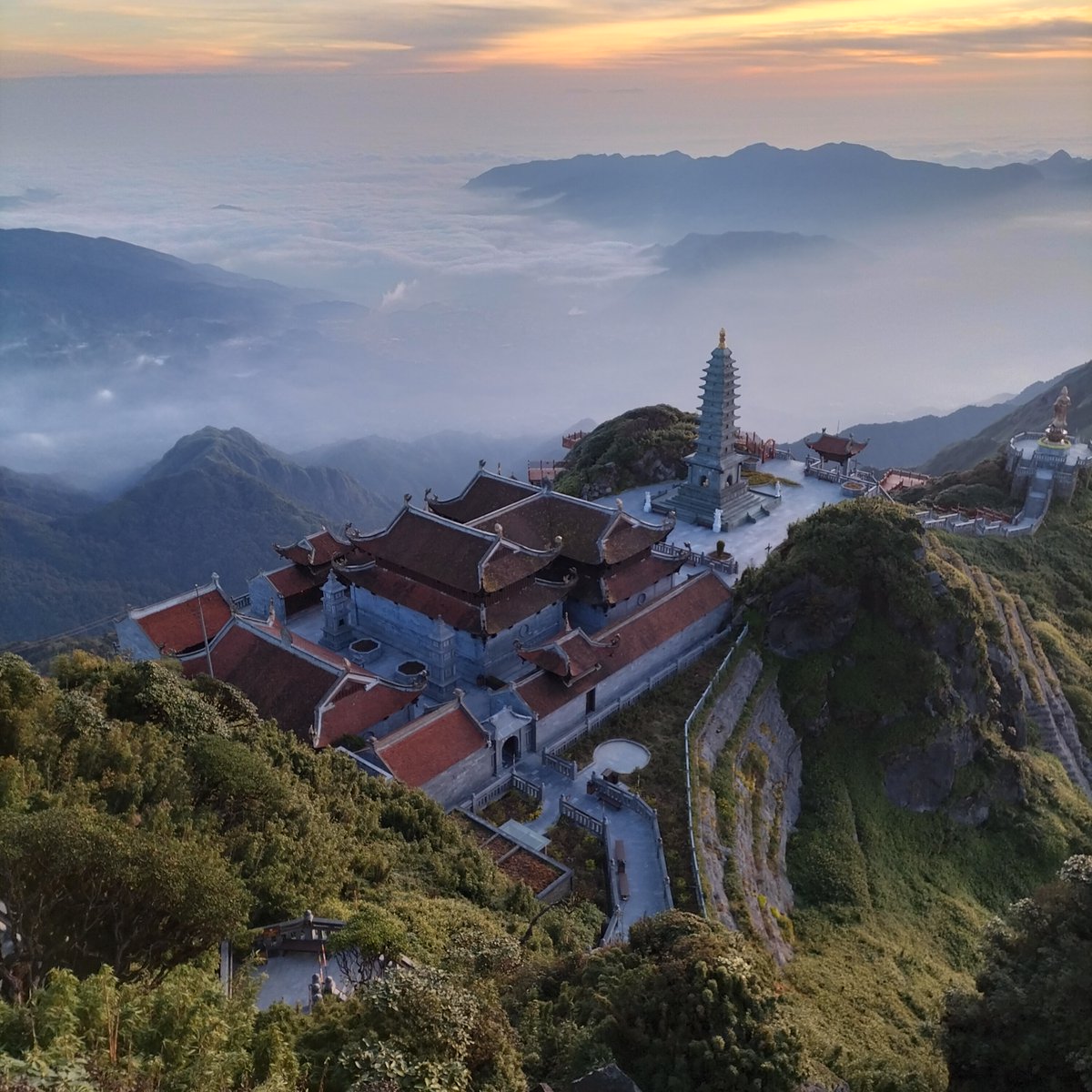 SheMimicutiee's tweet photo. Have you ever seen such a majestic landscape? 🤩⛰️#landscape #overthecloud #Monday https://t.co/XeCydHUXvV