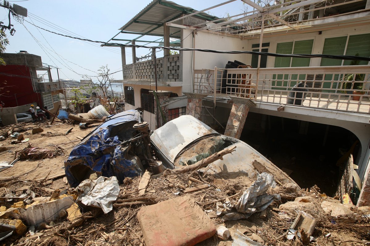 El_Universal_Mx's tweet photo. ⚫ En una colonia de escasos recursos de la parte alta de Acapulco, vecinos están de luto y siguen llorando a sus muertos que dejó el paso del huracán Otis.

FOTOS: Valente Rosas / EL UNIVERSAL 
https://t.co/PO2CqjJE13 https://t.co/Bu7Wj356B7