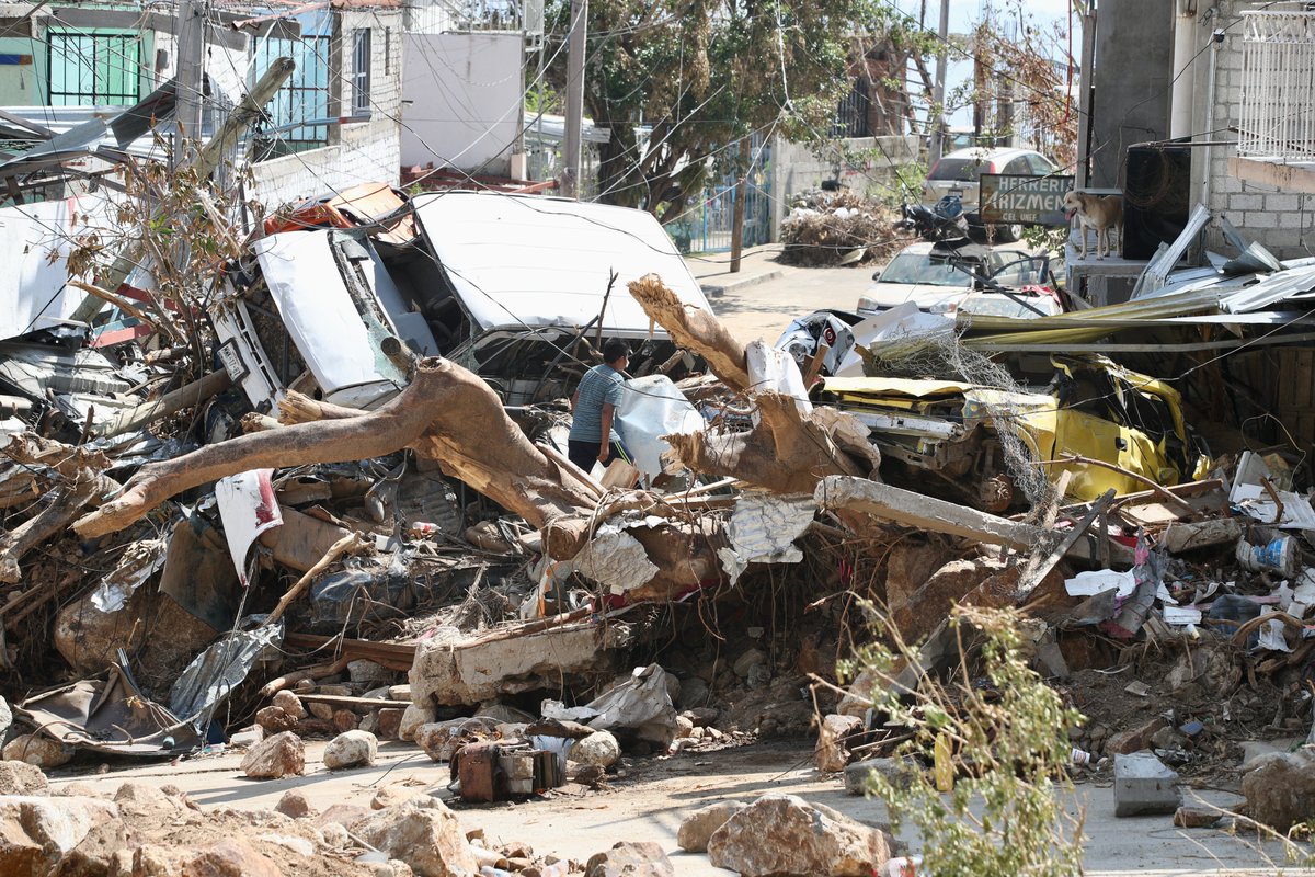 El_Universal_Mx's tweet photo. ⚫ En una colonia de escasos recursos de la parte alta de Acapulco, vecinos están de luto y siguen llorando a sus muertos que dejó el paso del huracán Otis.

FOTOS: Valente Rosas / EL UNIVERSAL 
https://t.co/PO2CqjJE13 https://t.co/Bu7Wj356B7