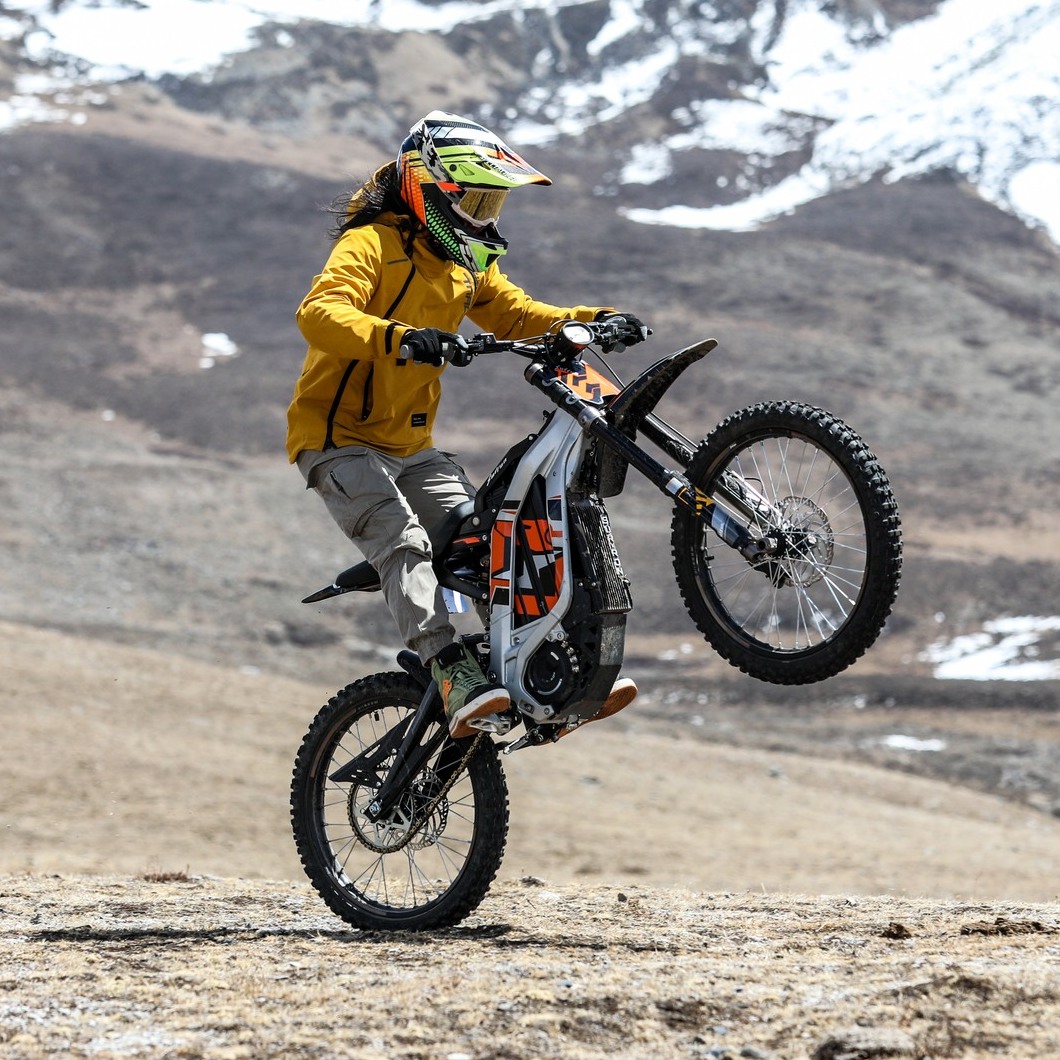 MotoGatineauQc's tweet image. Avec une capacité de montée de plus de 45 degrés, jusqu'à 100 km d'autonomie et un temps de charge court, le Light Bee X est là pour offrir un plaisir sans fin dans la terre.

#lightbee #surronx #ebike #dirtbike #emoto #edirtbike #emx #electricmotorcycle