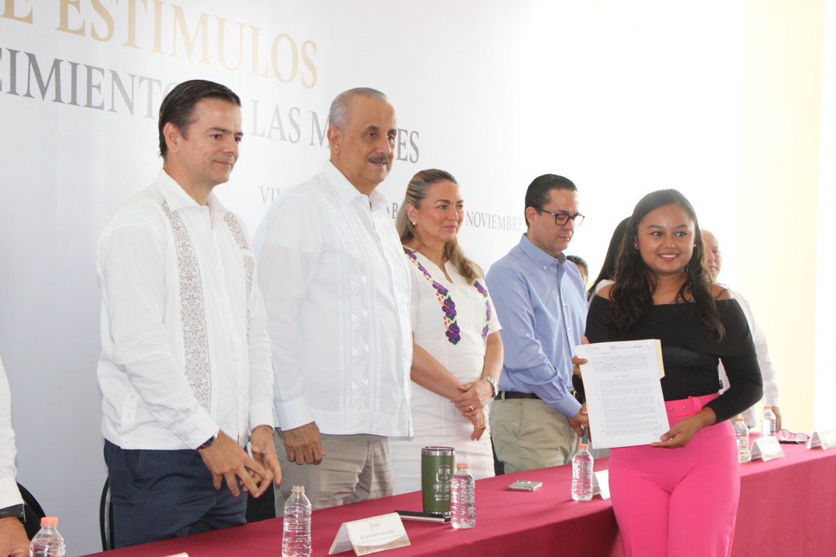 SEDEC_Tab's tweet photo. #SEDECinforma| El Gobernador @cmmerino encabezó la “Entrega de Estímulos para Impulsar el Crecimiento de las MiPymes” en compañía del secretario @garciamallitz, a través de #Banmujer, #FOCIR, #Moderniza, #TablaNutrimental, #RegistroMarcas.

#Microempresas  #Empresarias  #Tabasco https://t.co/dlm8R8d2ta