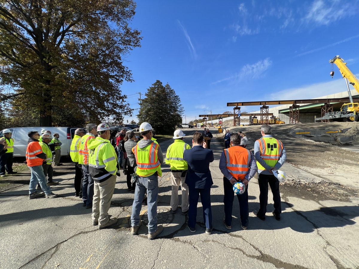 CTDOTOfficial's tweet photo. #CTDOT joined @GovNedLamont and other guests this morning in #Westport to highlight the successful bridge replacement on I-95 near Exit 17. The bridges were replaced swiftly over the course of two weekends using Accelerated Bridge Construction techniques. (1/2) https://t.co/EtFbMKi8Xh