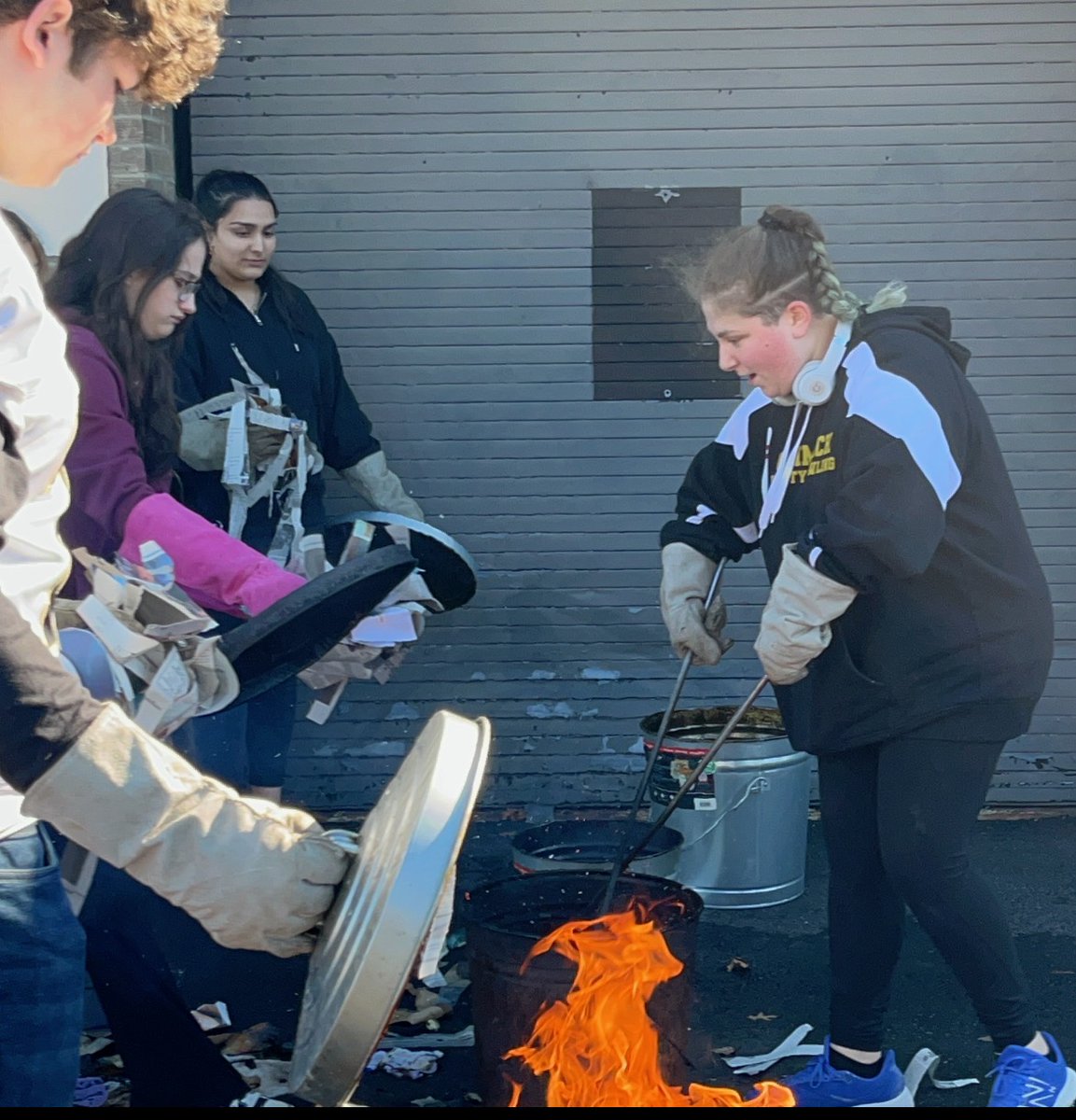 CommackSchools's tweet photo. The ceramics and sculpture class participated in a Raku firing workshop with visiting local ceramic artist Gina Mars.
Students learned all aspects of raku from its origin, preparation, and creation of their own unique vessels.
#MackArt #CommackHighSchool #Raku #CommackSchools https://t.co/tUYvkZOkiH