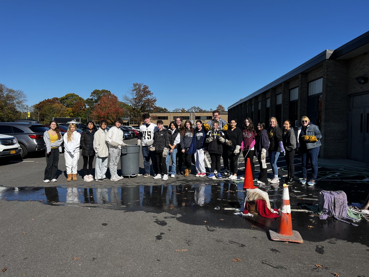 CommackSchools's tweet photo. The ceramics and sculpture class participated in a Raku firing workshop with visiting local ceramic artist Gina Mars.
Students learned all aspects of raku from its origin, preparation, and creation of their own unique vessels.
#MackArt #CommackHighSchool #Raku #CommackSchools https://t.co/tUYvkZOkiH