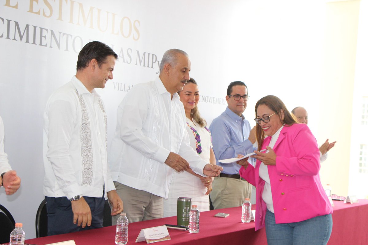 SEDEC_Tab's tweet photo. #SEDECinforma| El Gobernador @cmmerino encabezó la “Entrega de Estímulos para Impulsar el Crecimiento de las MiPymes” en compañía del secretario @garciamallitz, a través de #Banmujer, #FOCIR, #Moderniza, #TablaNutrimental, #RegistroMarcas.

#Microempresas  #Empresarias  #Tabasco https://t.co/dlm8R8d2ta