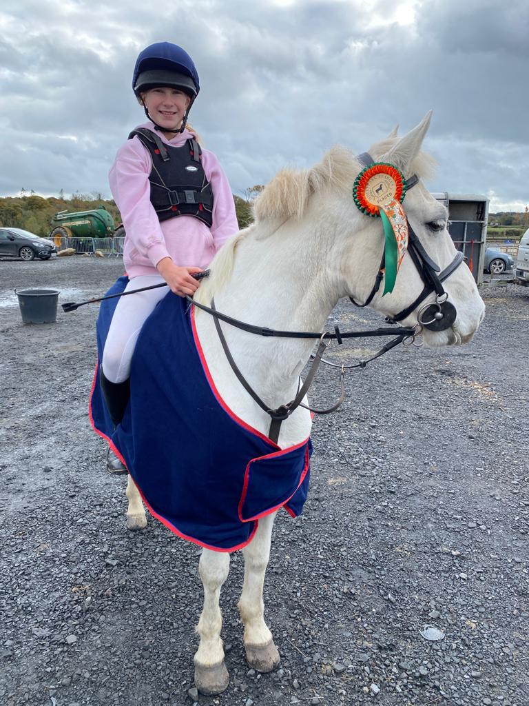 Bank Holiday Monday saw our showjumpers go to Hollypark Stables, Kilcornan where our team finished 3rd. Well done especially to Micaela OBrien (1st year) who WON her 80cm Individual class!! Congratulations also to Jennifer and Savannah who got 2nd & 3rd in their classes!