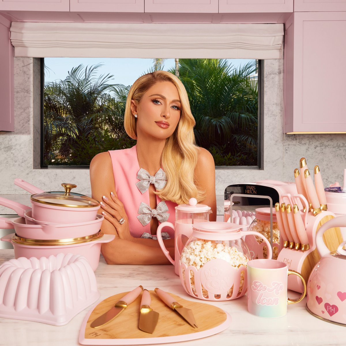 ParisHilton's tweet image. Use the #BeAnIcon in your reviews of my cookware! I love seeing what you're all #serving up and will repost some of my favorites 💗 And if you haven't ordered your set yet, click this link to shop! walmart.com/browse/home/pa…