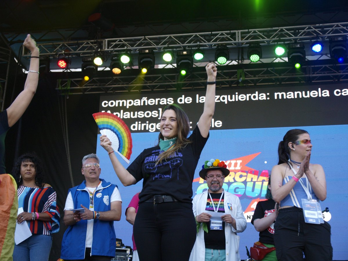 ManuelaC22's tweet photo. 🌈 Muchas gracias por el hermoso reconocimiento que me otorgó la Comisión Organizadora de la Marcha del Orgullo en su 32° edición por defender los derechos de las diversidades y las mujeres en las calles, en todas las luchas. También por haber presentado un amparo en defensa del lenguaje inclusivo en las escuelas contra la prohibición de Larreta y Acuña.

¡Sigamos peleando por ni un ajuste más, ni un derecho menos! 💪🏽🏳️‍🌈🏳‍⚧