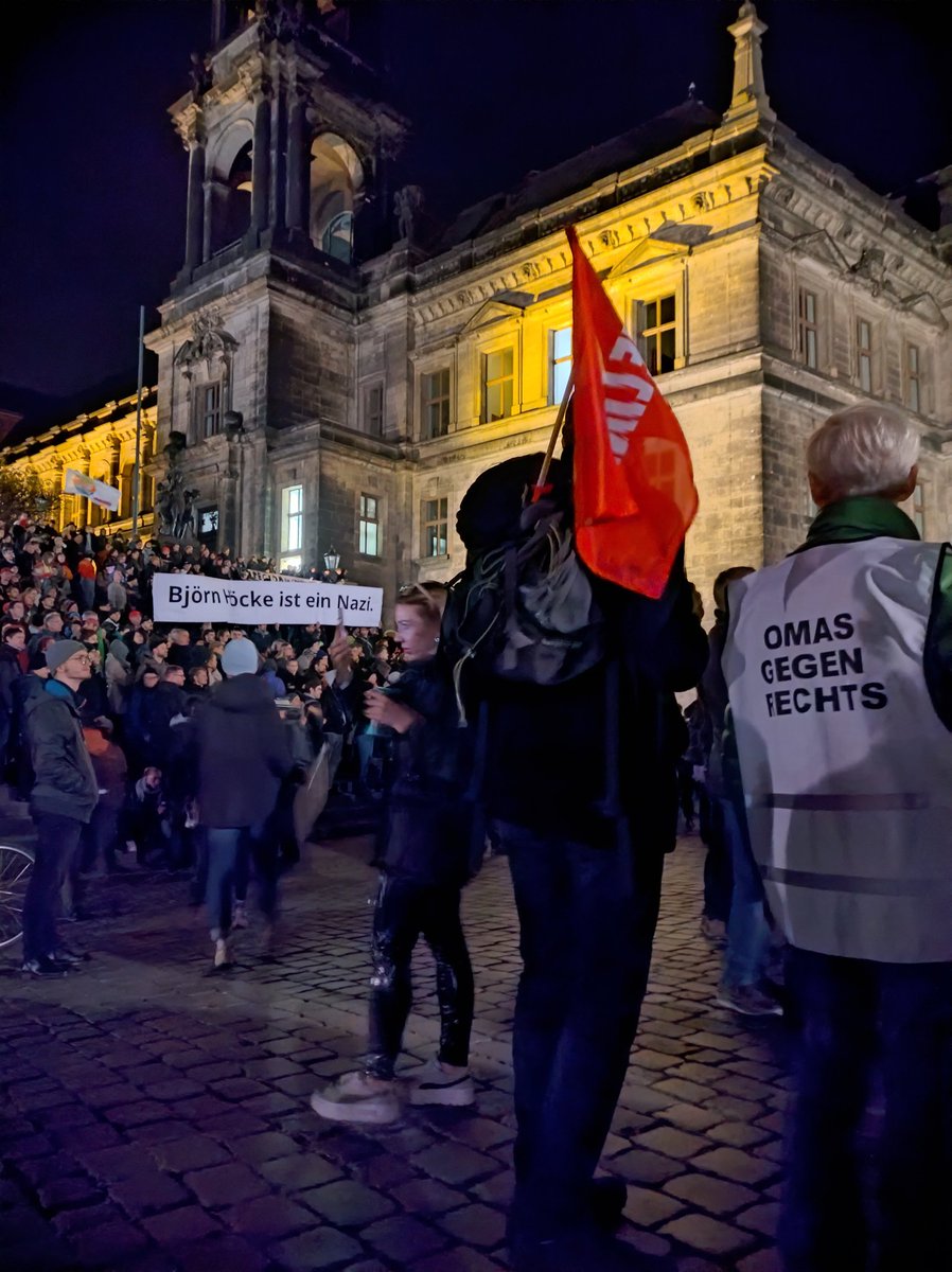 Q̶u̶e̶r̶d̶e̶n̶k̶e̶n̶? 🤮 Querstellen! ✊🙅 tweet media