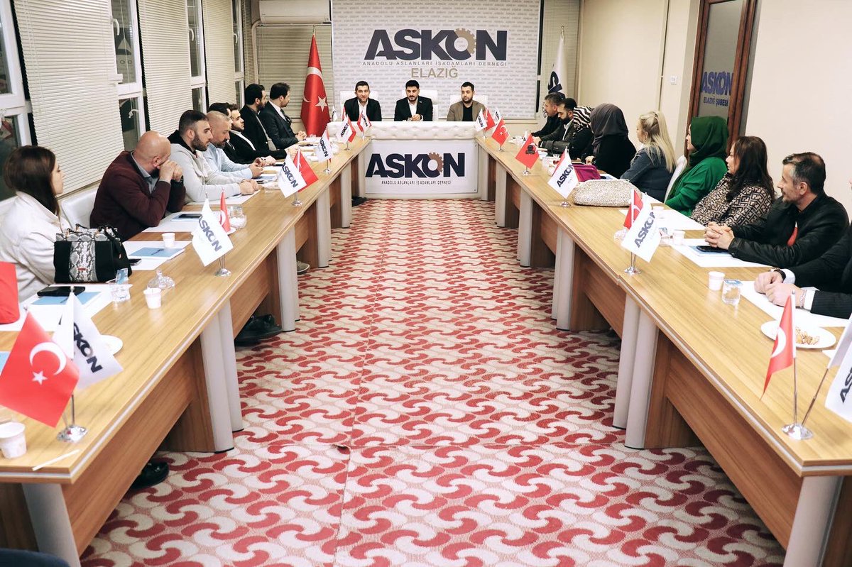 elazigaskon's tweet photo. Olağan genel istişare toplantımızı gerçekleştirdik. Toplantımızın konuğu Ak Parti Elazığ Belediye Başkanı Aday Adayı Sn. Haydar Evliyaoğluydu.Kendilerine değerli karışımlarından ve hoş sohbetlerinden dolayı teşekkür ederiz.@ASKON 
@Abdullahcinar23 
@haydarevliyaogl https://t.co/3mYkVTMyDG