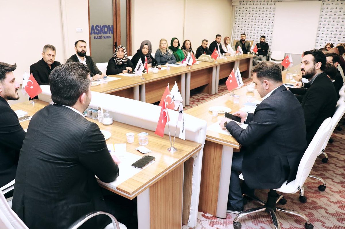 elazigaskon's tweet photo. Olağan genel istişare toplantımızı gerçekleştirdik. Toplantımızın konuğu Ak Parti Elazığ Belediye Başkanı Aday Adayı Sn. Haydar Evliyaoğluydu.Kendilerine değerli karışımlarından ve hoş sohbetlerinden dolayı teşekkür ederiz.@ASKON 
@Abdullahcinar23 
@haydarevliyaogl https://t.co/3mYkVTMyDG