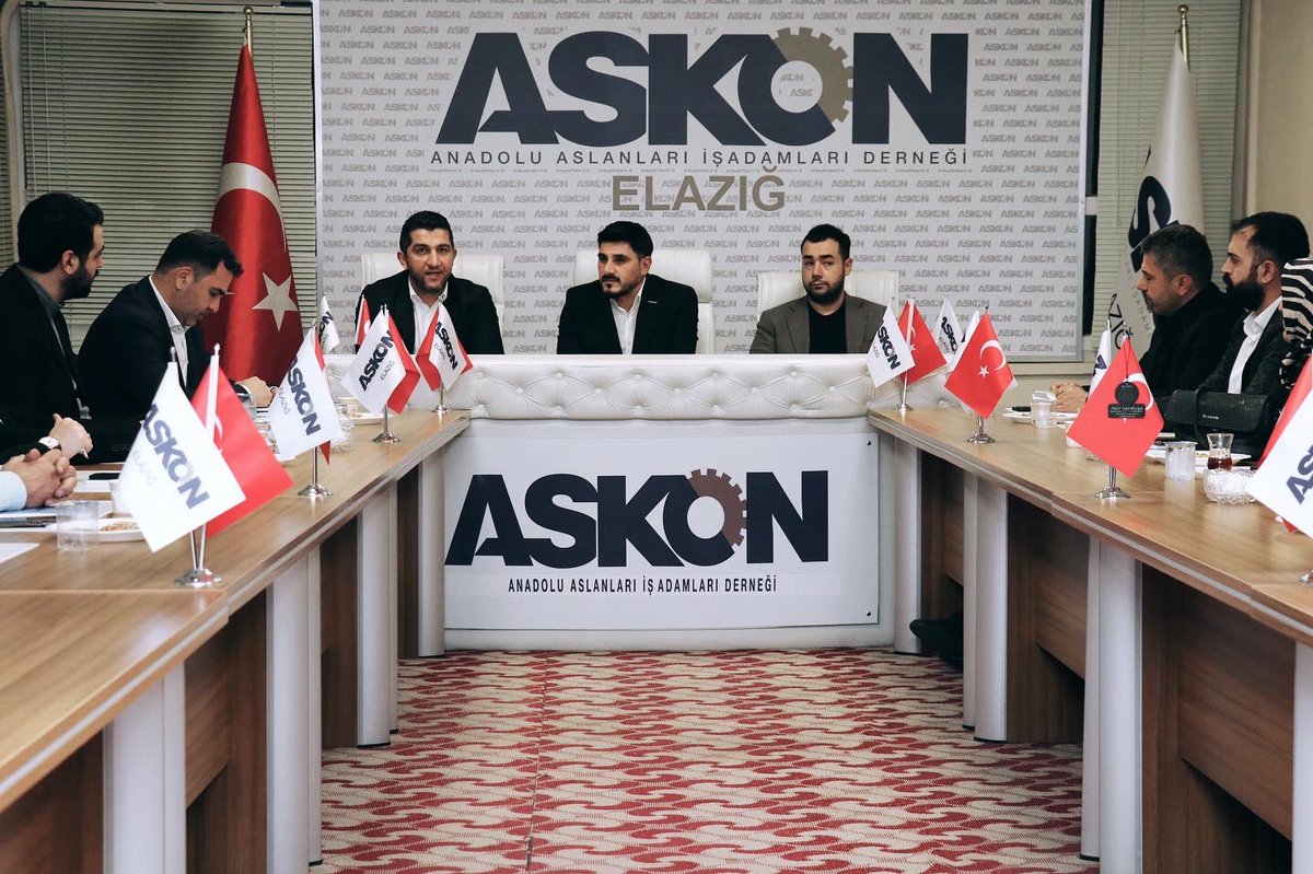 elazigaskon's tweet photo. Olağan genel istişare toplantımızı gerçekleştirdik. Toplantımızın konuğu Ak Parti Elazığ Belediye Başkanı Aday Adayı Sn. Haydar Evliyaoğluydu.Kendilerine değerli karışımlarından ve hoş sohbetlerinden dolayı teşekkür ederiz.@ASKON 
@Abdullahcinar23 
@haydarevliyaogl https://t.co/3mYkVTMyDG
