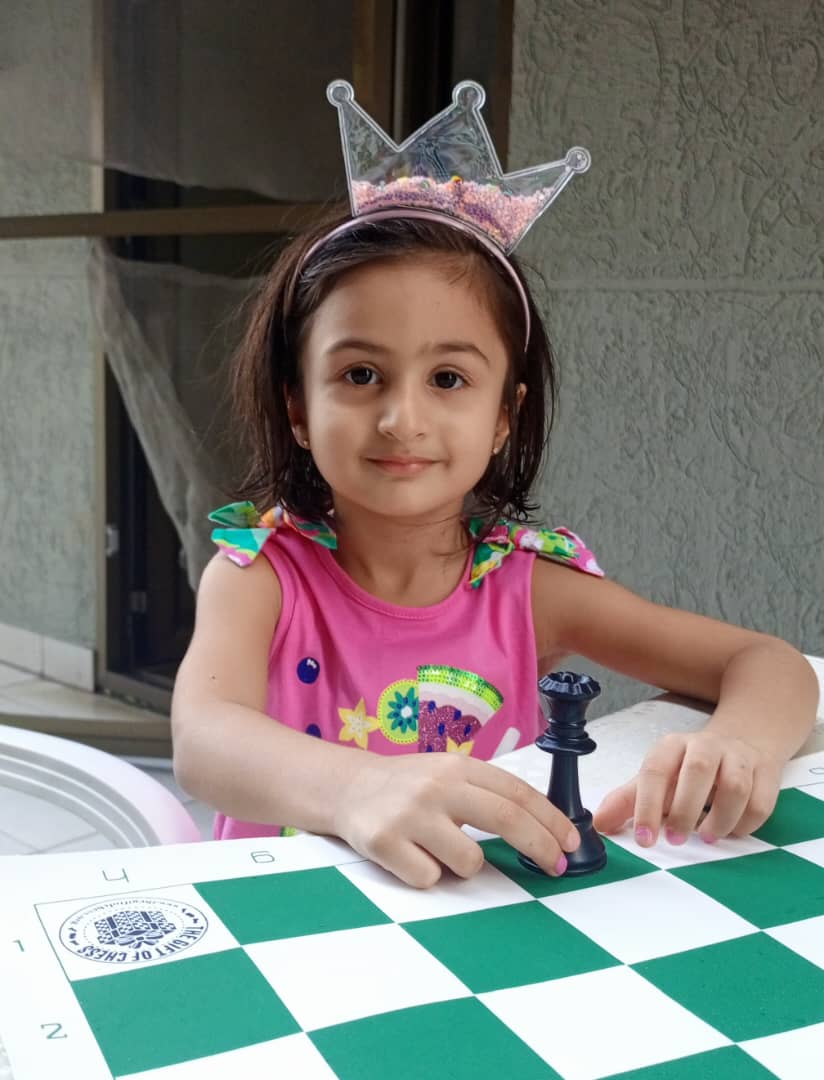 Elle apprend à jouer aux Échecs et est très enthousiaste. Elle se présente déjà comme une reine. Elle a accès au jeu d'échecs grâce au don de 1000 d' échiquiers fait par l'ONG <a href="/thegiftofchess/">The Gift of Chess</a> à la Côte d'Ivoire 🇨🇮.