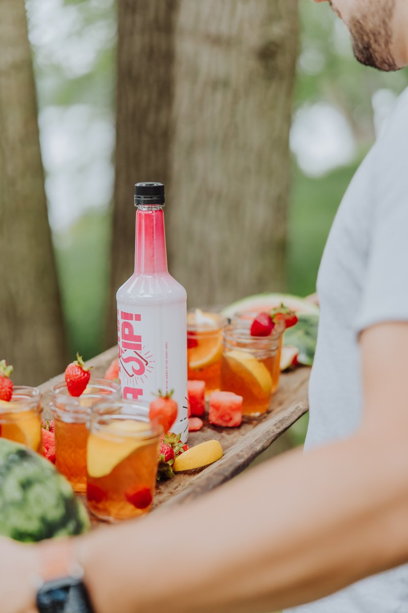 sip_shine's tweet photo. Sipping on some Razz-Berry Shineade ☀️🍓

#Moonshine #SipShine #GitchaASip #Cheers https://t.co/ZB2dsQZFKg