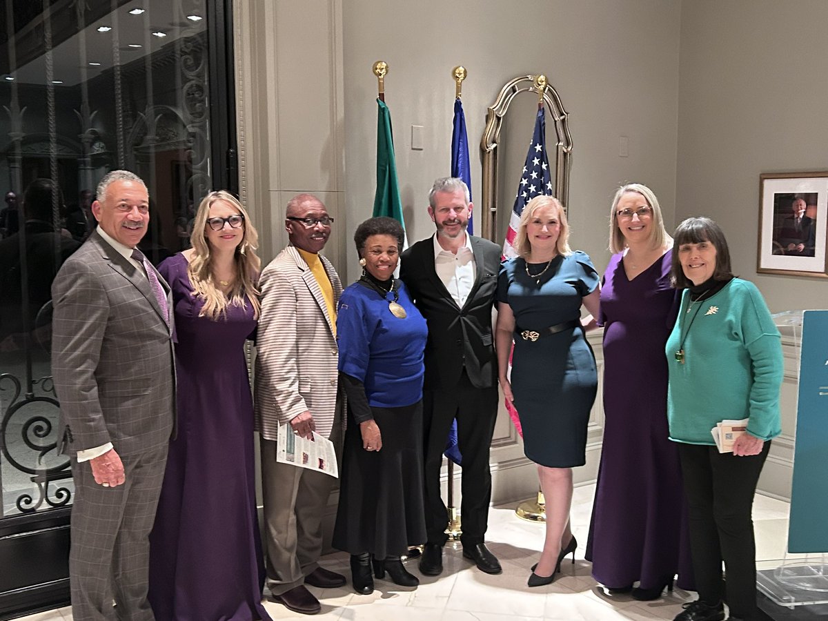 IrelandEmbUSA's tweet photo. Deputy Amb. Orla Keane was delighted to welcome @AllegriDerry as part of their 🇺🇸 tour.

This inspirational cross-community group of women represent a flourishing arts community in Derry, 25 years on from the Good Friday Agreement. https://t.co/NiHG2FmPWI