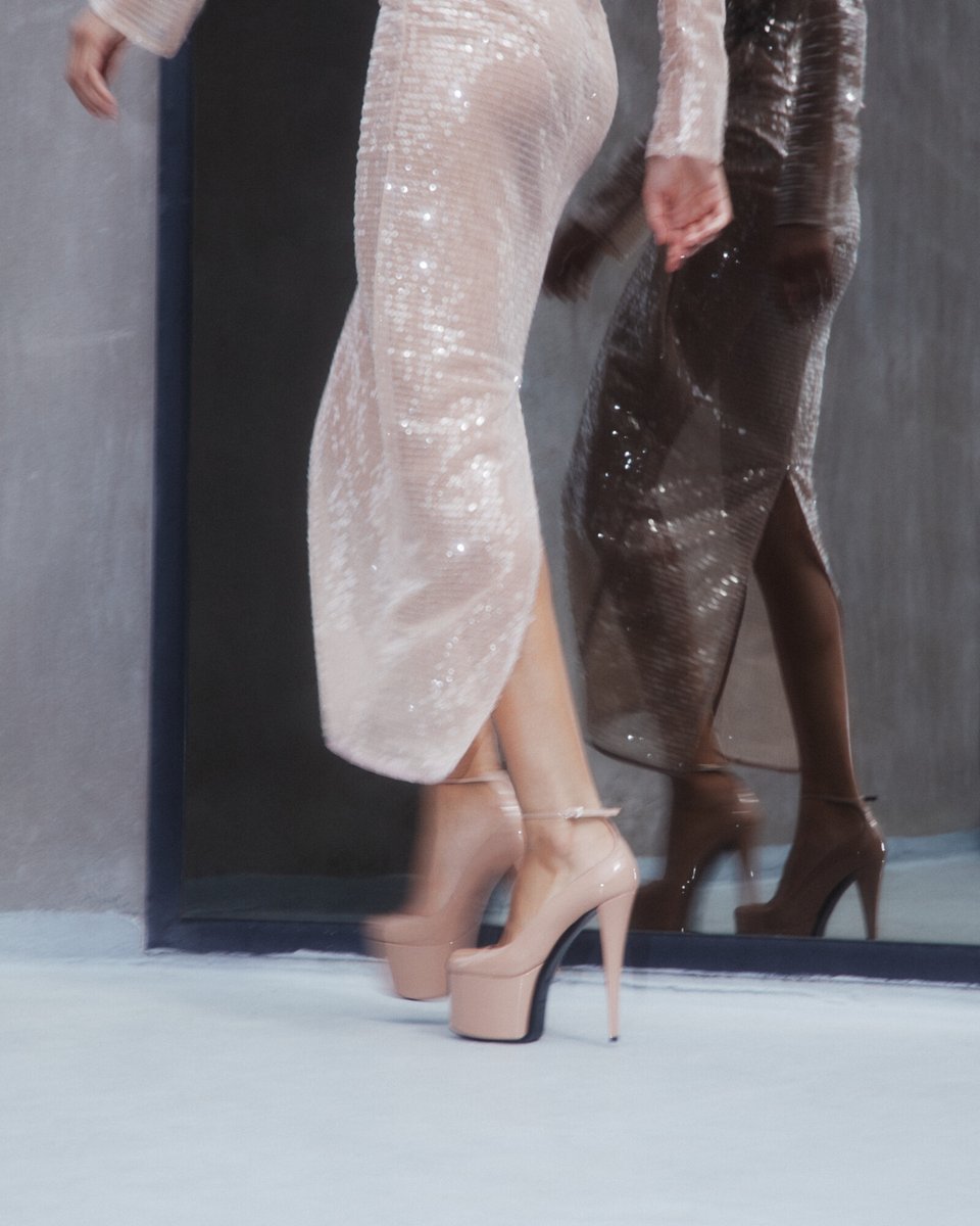 giuseppezanotti's tweet photo. The height of sophistication. A curvy upper with a demure ankle strap meets a statement stiletto and extended platform in the new GZ-YANA. Simply put—she’s got the world at her feet. #GZFW23
https://t.co/JOOnUQHqu1 https://t.co/pFRBQwYF6b