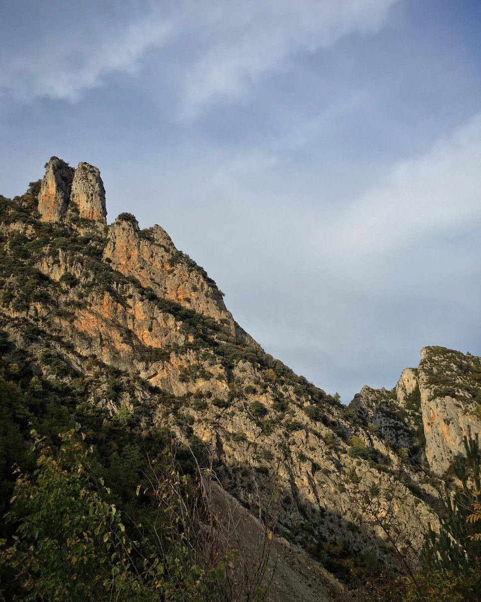 🧗♂️ ¡Listos para una experiencia única en las majestuosas #víasferratas de Huesca! 🌄 En este paraíso de la escalada, desafiantes rutas equipadas te harán vibrar en plena naturaleza. ✨🌲 

Fotografías de instagram.com/aventuratrek