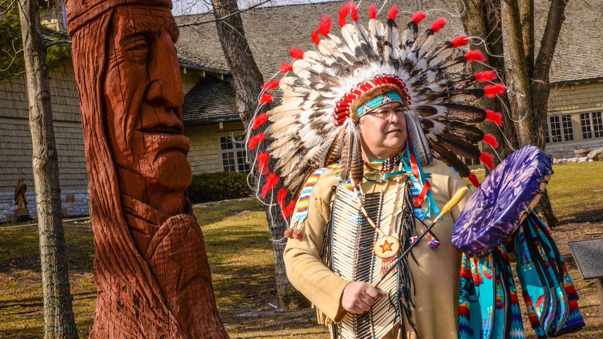 chipublib's tweet photo. Examine the history of tribal territory and settlements, relocation, tribal names and culture, his regalia, and artifacts with Chief White Winnebago. Nov. 11, 12 pm.

More: https://t.co/1VuEcEbzna

#NativeAmericanHistoryMonth #OneBookOneChicago https://t.co/Ir6Xo1ZPnr